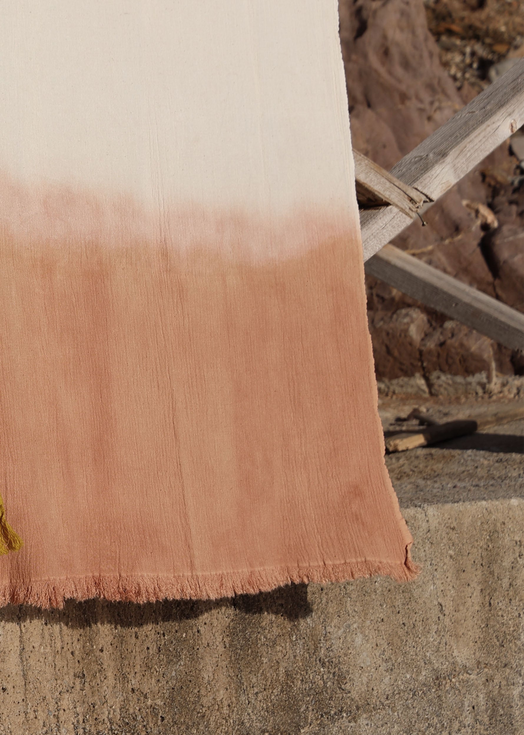 TOALLA DE DOBLE CAPA DE ALGODÓN. TÉCNICA “DIP DYE”