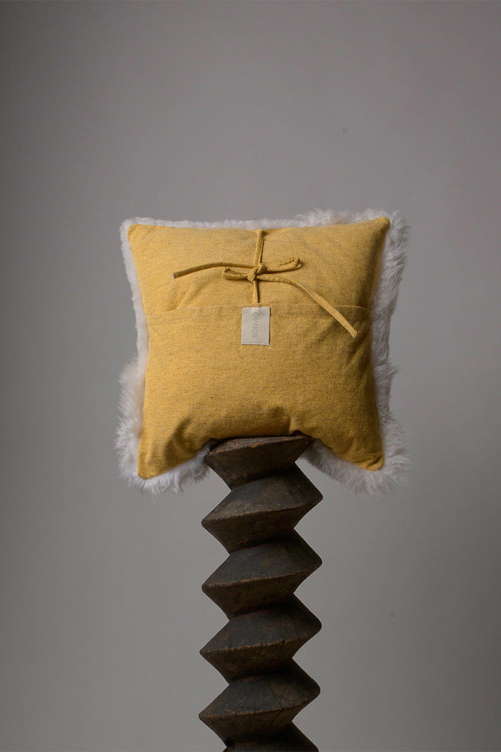 FUNDA DE COJÍN DE PIEL Y LANA "MONTAÑA"