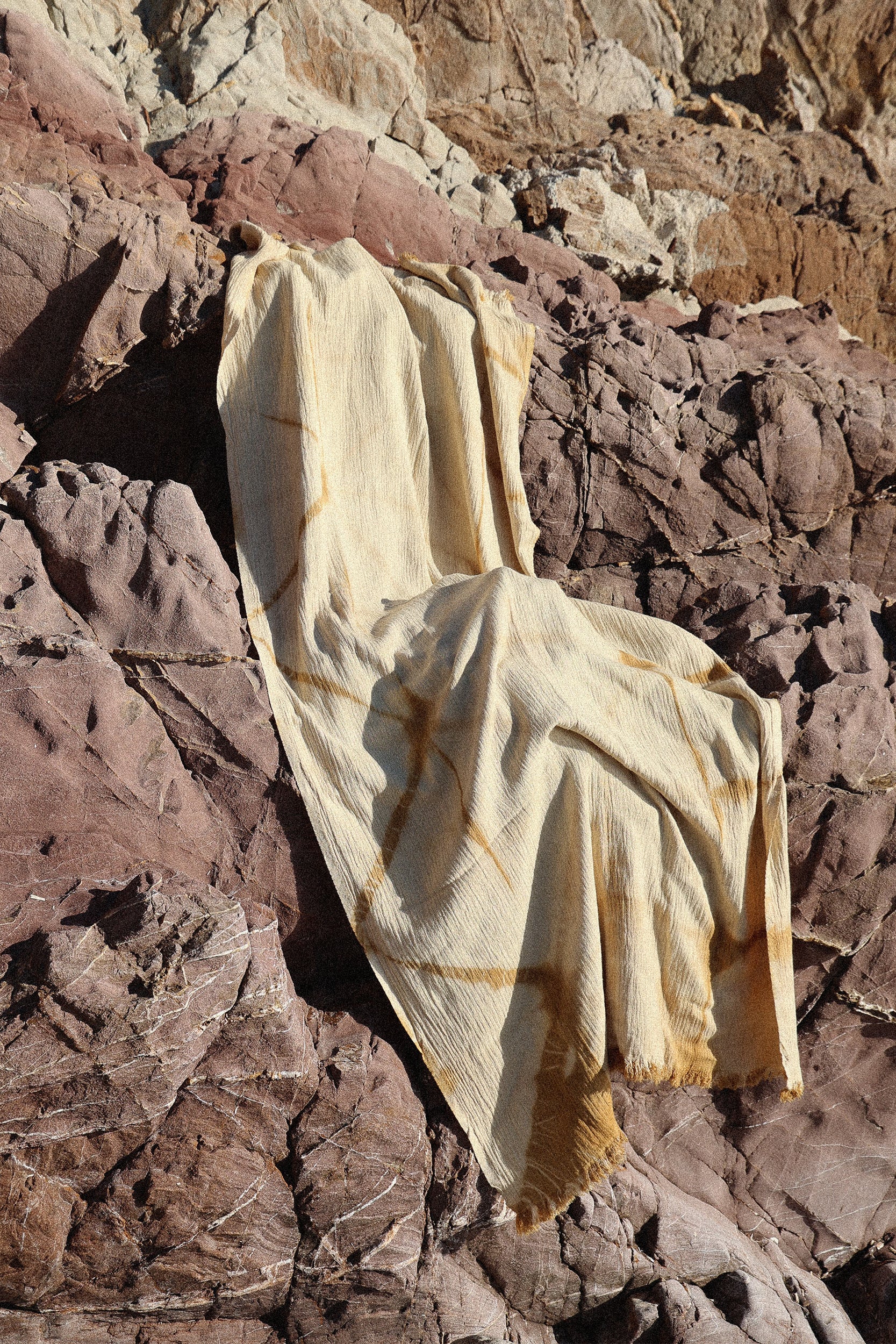 TOALLA DE DOBLE CAPA DE ALGODÓN. TÉCNICA “PLEGADO Y TEÑIDO”